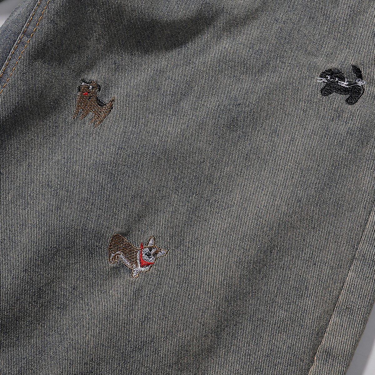 Bermudas vaqueras rasgadas con parches de camuflaje