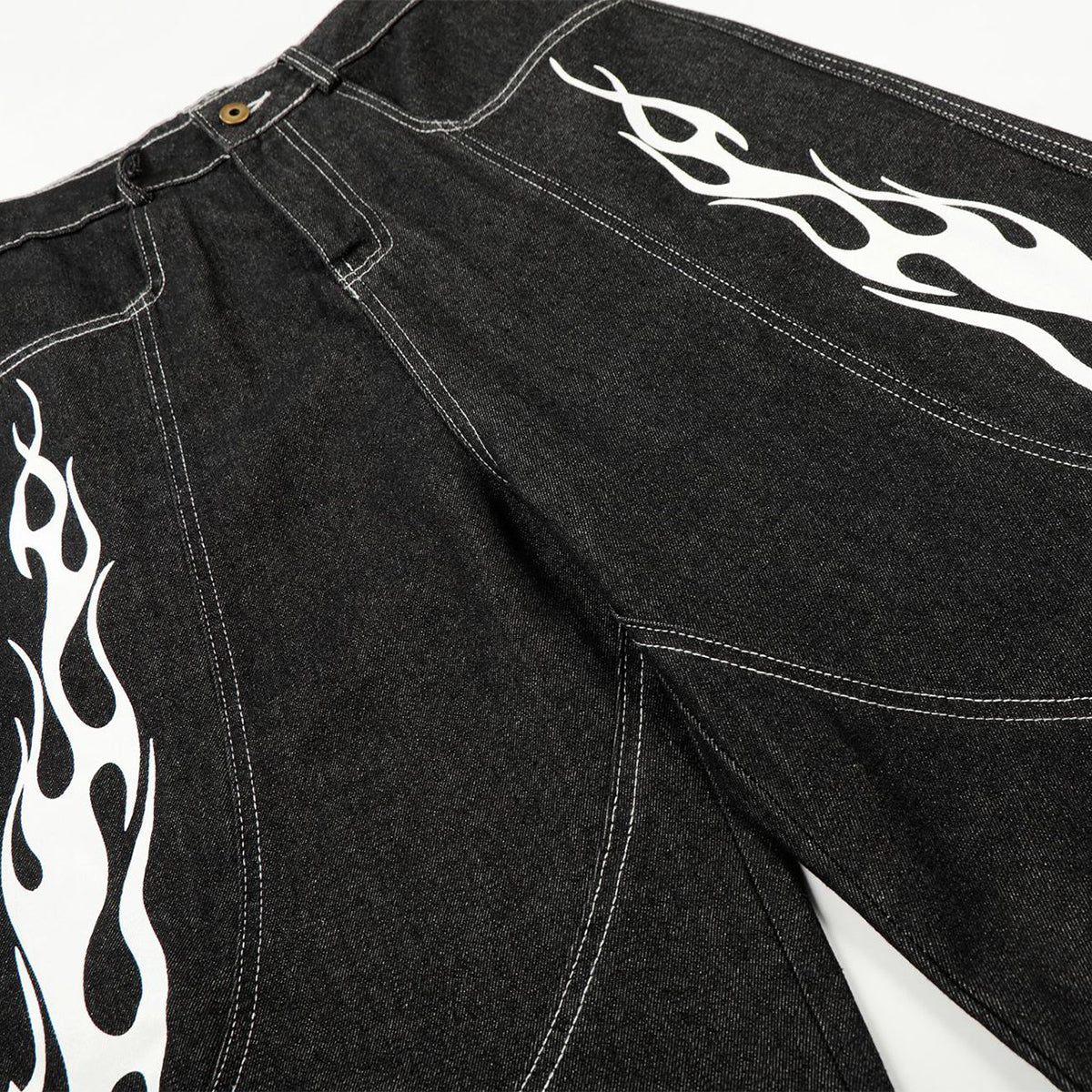 Bermudas vaqueras rasgadas con parches de camuflaje