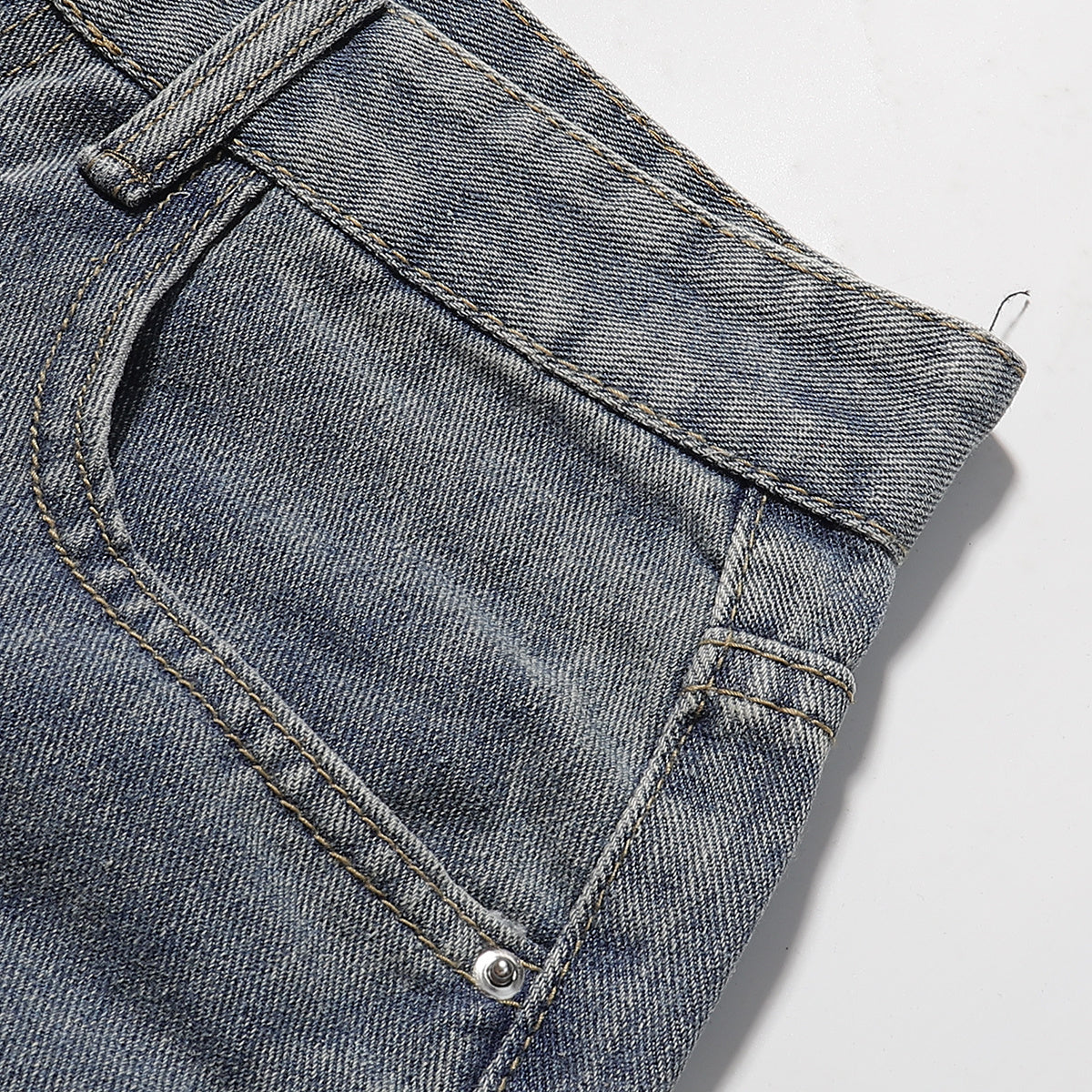 Bermudas vaqueras rasgadas con parches de camuflaje