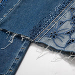 Vaqueros recortados con bordado floral y pedrería