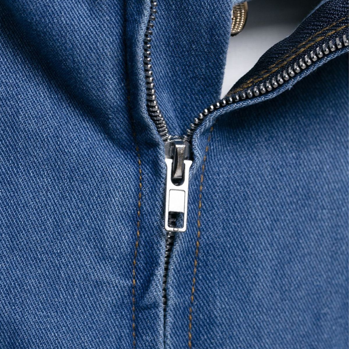 Minivestido halter de mezclilla con cortes