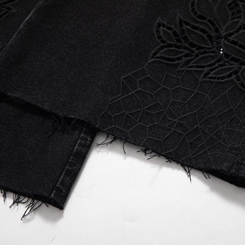 Vaqueros de cintura alta con aberturas y cuentas de perlas