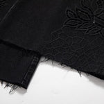 Vaqueros de cintura alta con aberturas y cuentas de perlas