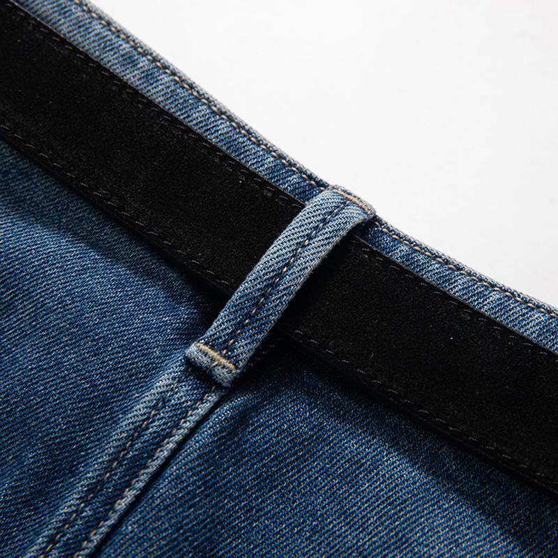 Vaqueros recortados con bordado floral y pedrería