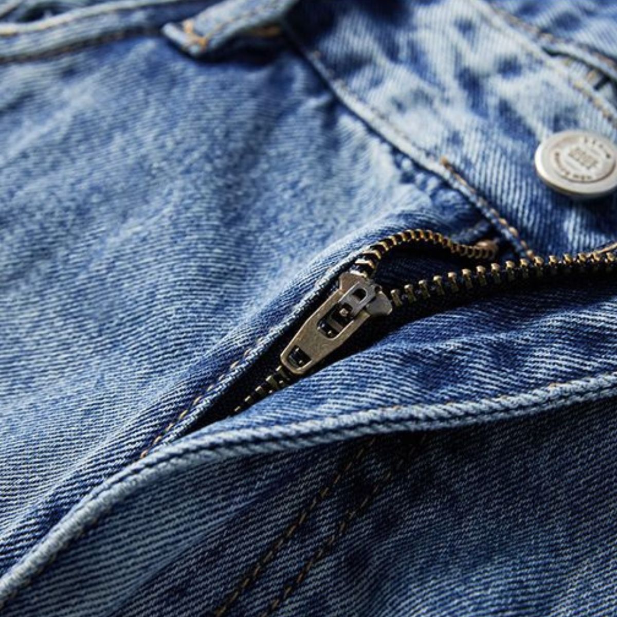 Vaqueros rectos rotos con dobladillo desgastado