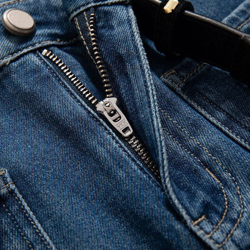 Vaqueros recortados con bordado floral y pedrería