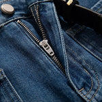 Vaqueros recortados con bordado floral y pedrería