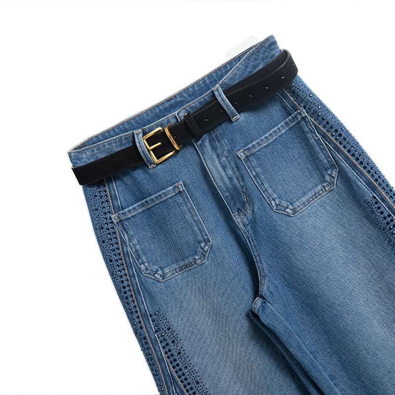 Vaqueros recortados con bordado floral y pedrería