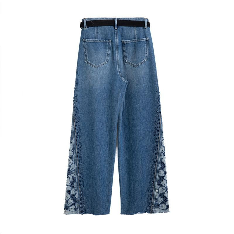 Vaqueros recortados con bordado floral y pedrería