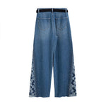 Vaqueros recortados con bordado floral y pedrería