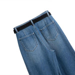 Vaqueros recortados con bordado floral y pedrería