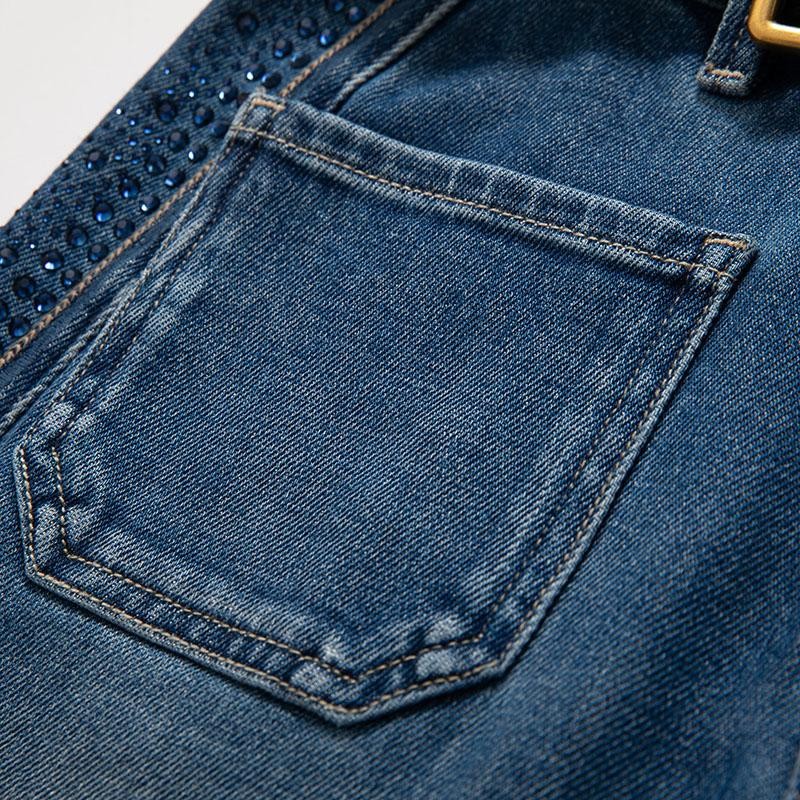 Vaqueros recortados con bordado floral y pedrería