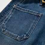 Vaqueros recortados con bordado floral y pedrería