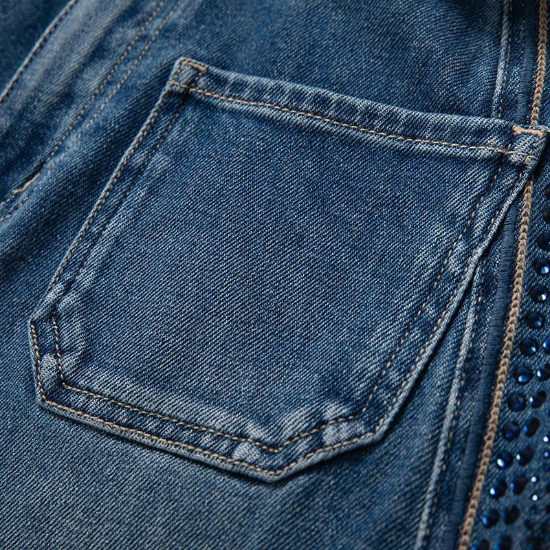 Vaqueros recortados con bordado floral y pedrería