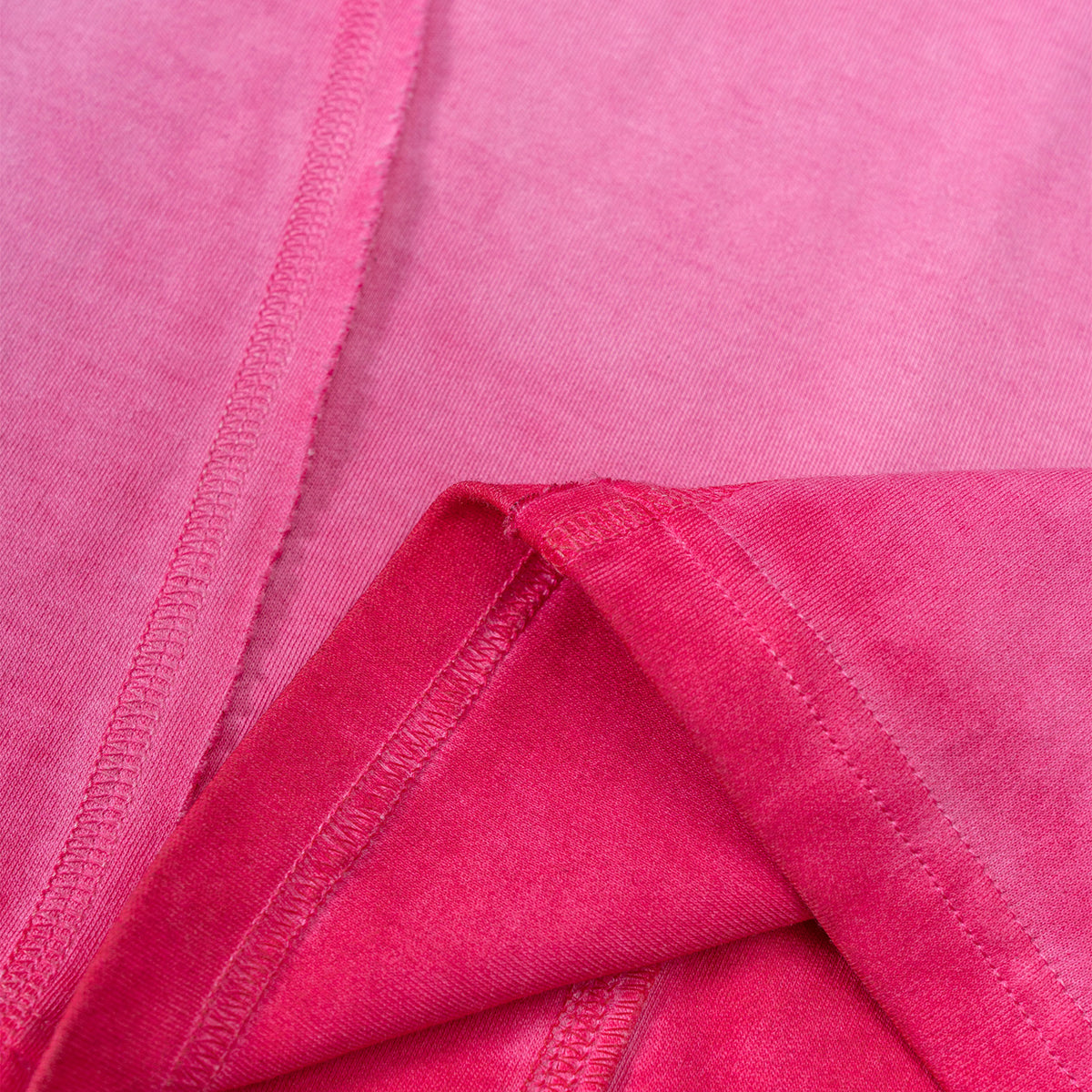 Camiseta con degradado y bordes deshilachados