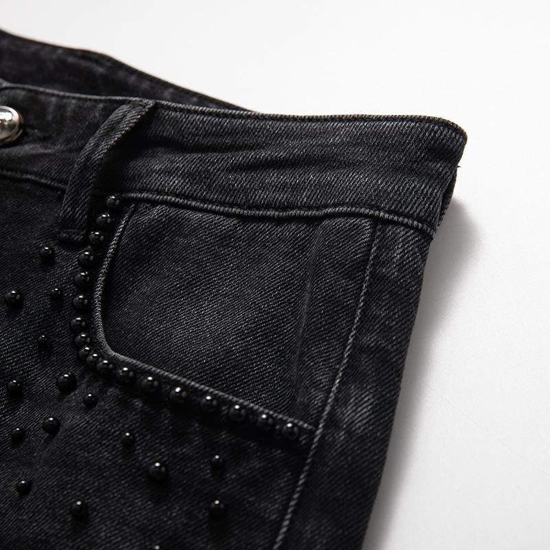 Vaqueros de cintura alta con aberturas y cuentas de perlas