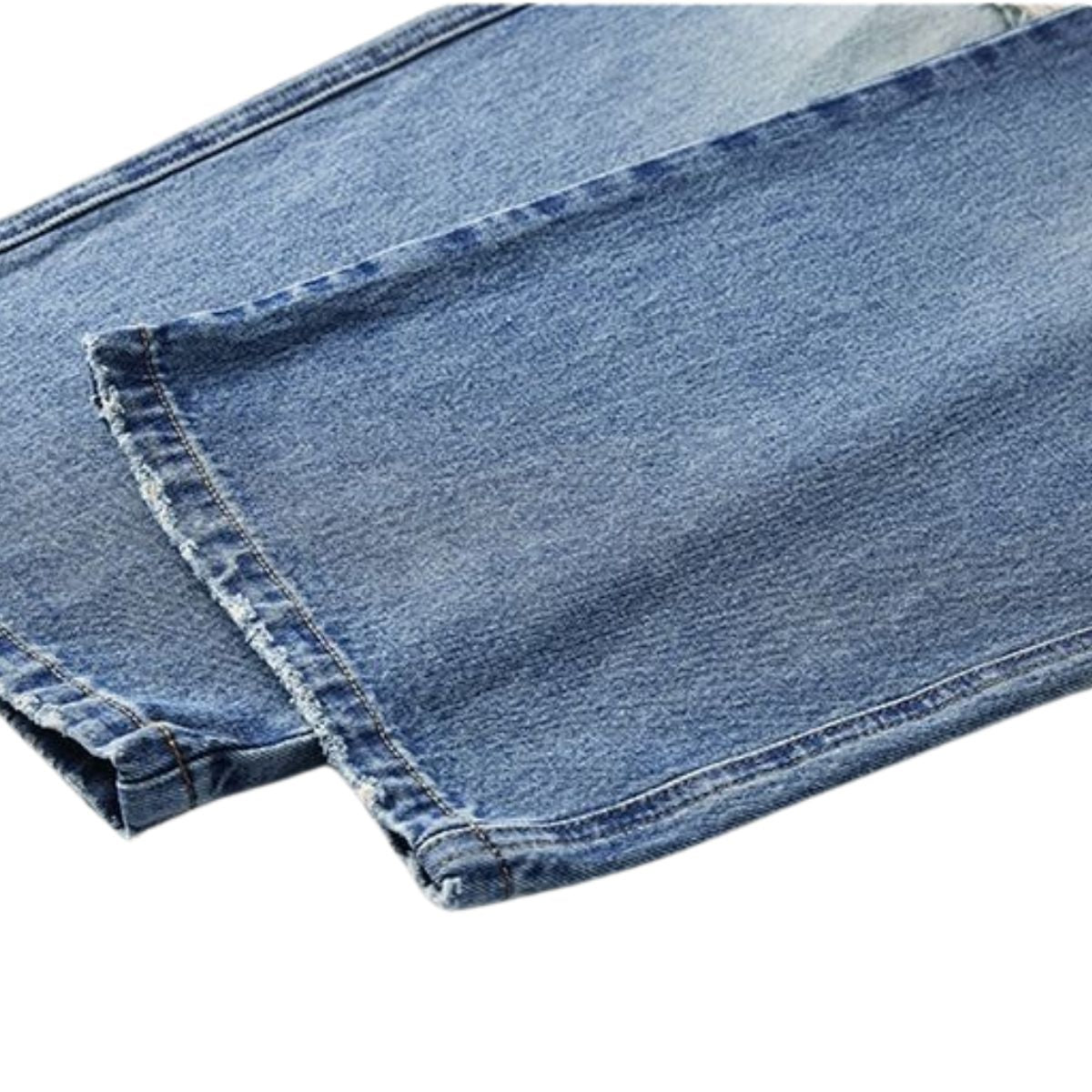 Vaqueros rectos rotos con dobladillo desgastado