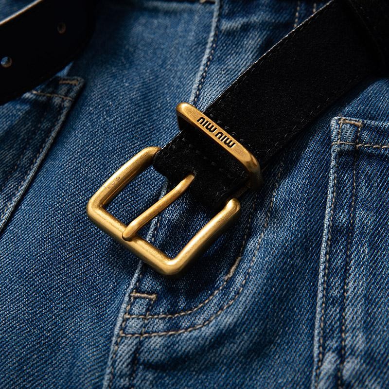 Vaqueros recortados con bordado floral y pedrería