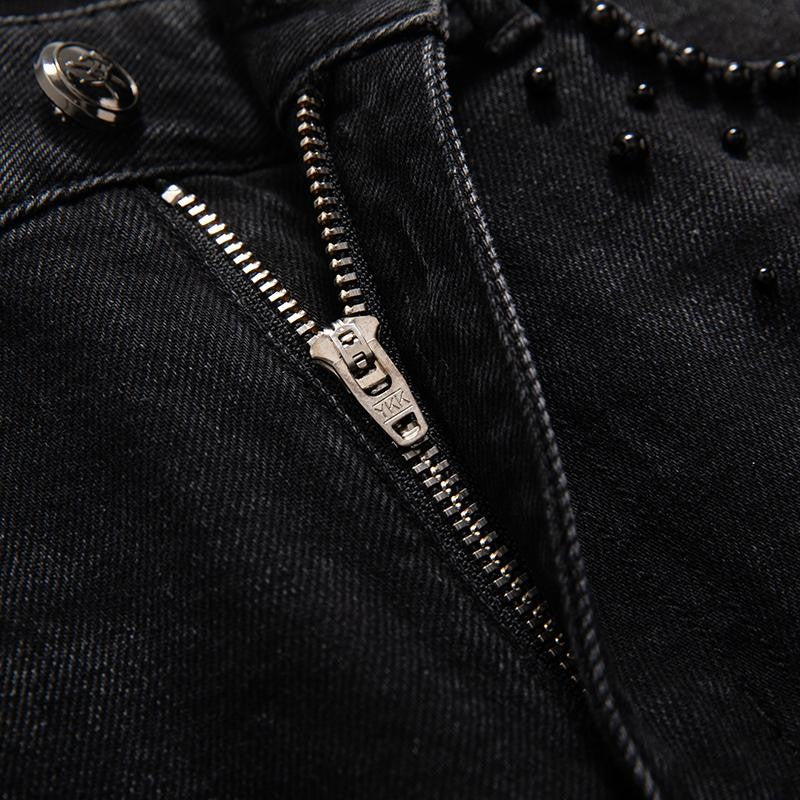 Vaqueros de cintura alta con aberturas y cuentas de perlas