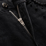 Vaqueros de cintura alta con aberturas y cuentas de perlas