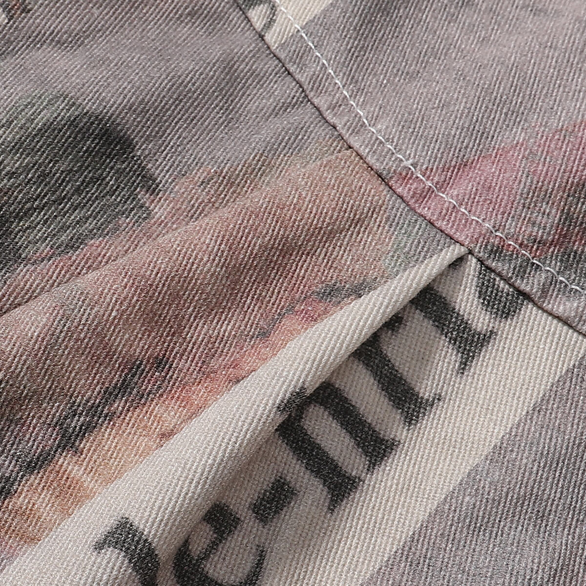 Shorts vaqueros con mariposas bordadas y adornados con perlas