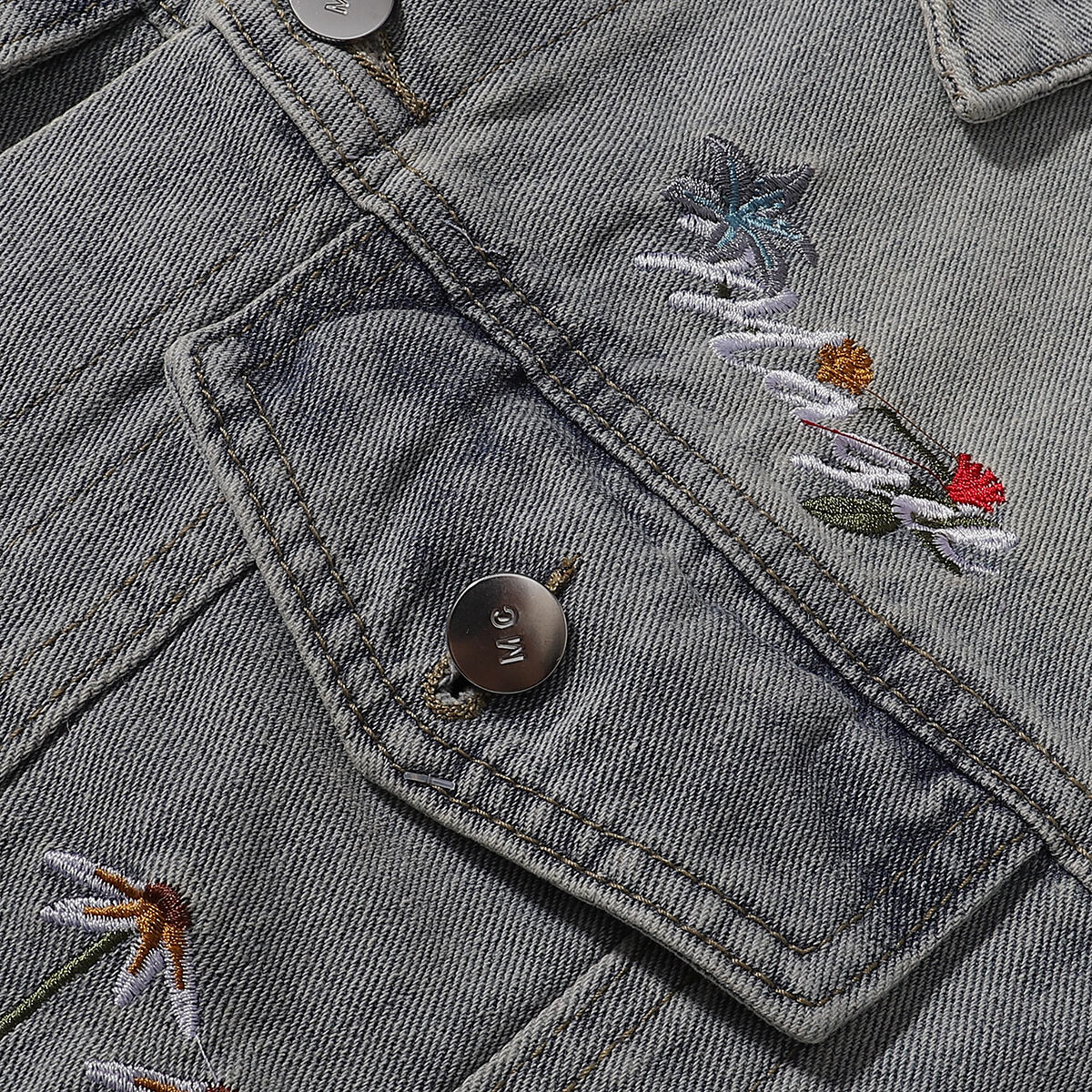 Shorts vaqueros con mariposas bordadas y adornados con perlas