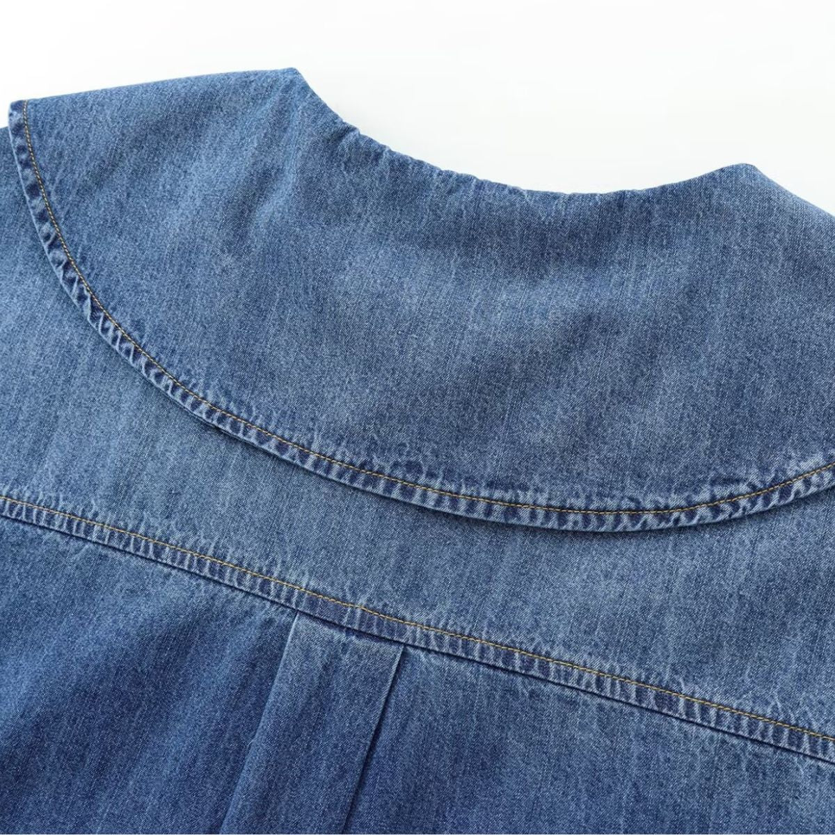 Vestido midi vaquero sin mangas con botones y aberturas en la parte delantera