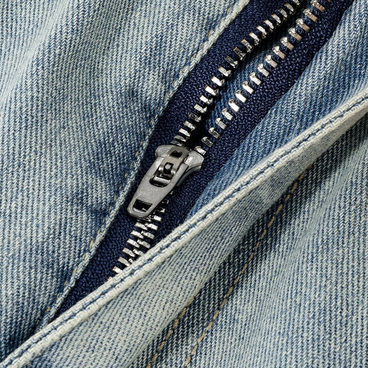 Falda vaquera con bordado de perlas y lavado vintage