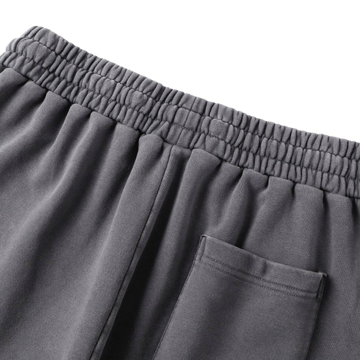 Pantalones cortos deportivos con bordes sin rematar y lavados a la piedra