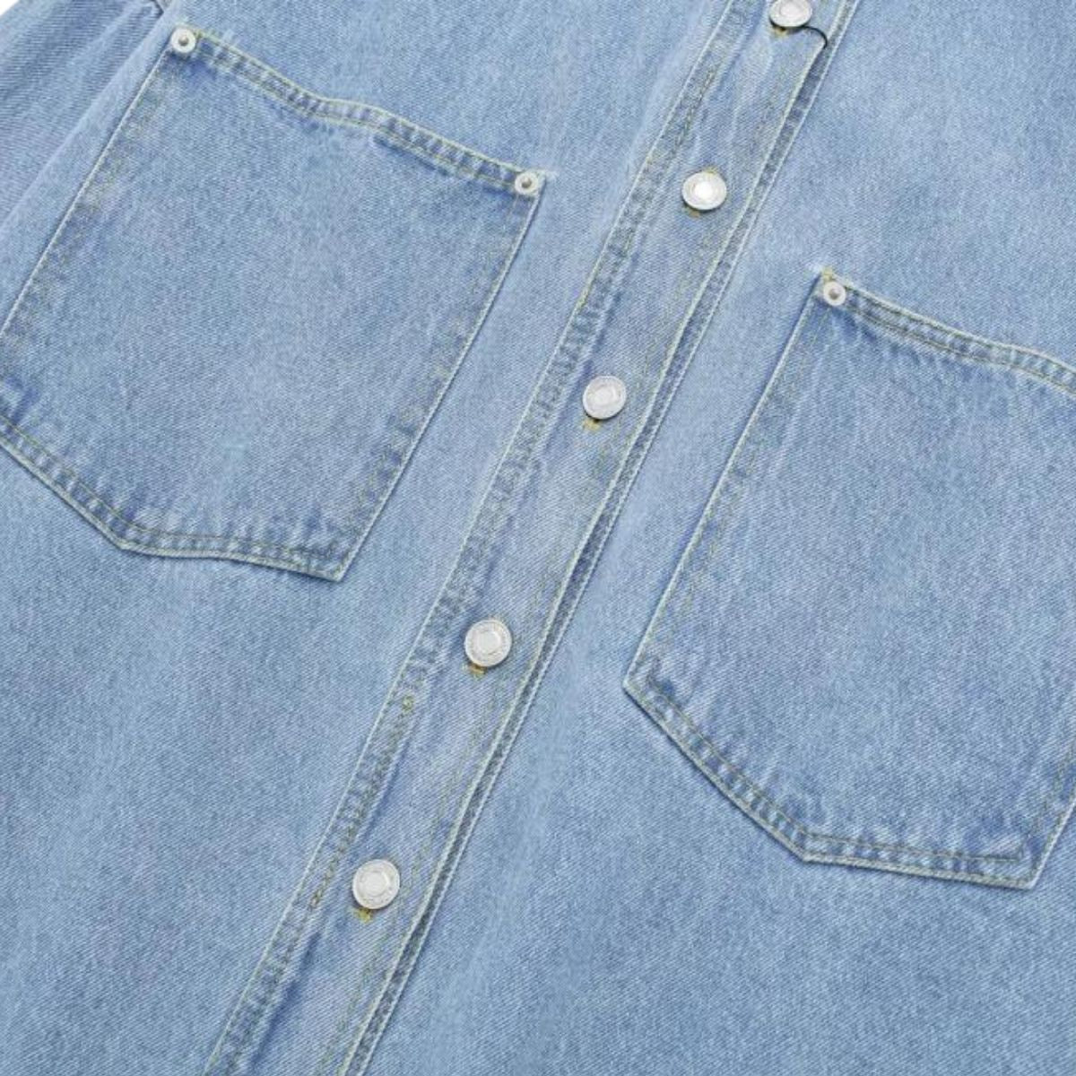 Vestido midi vaquero sin mangas con botones y aberturas en la parte delantera