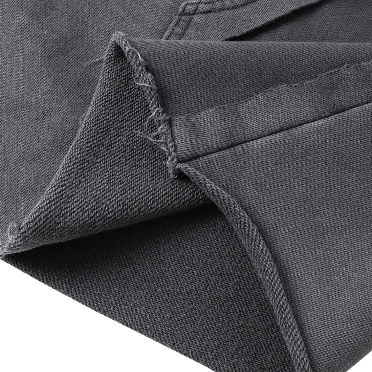 Pantalones cortos deportivos con bordes sin rematar y lavados a la piedra