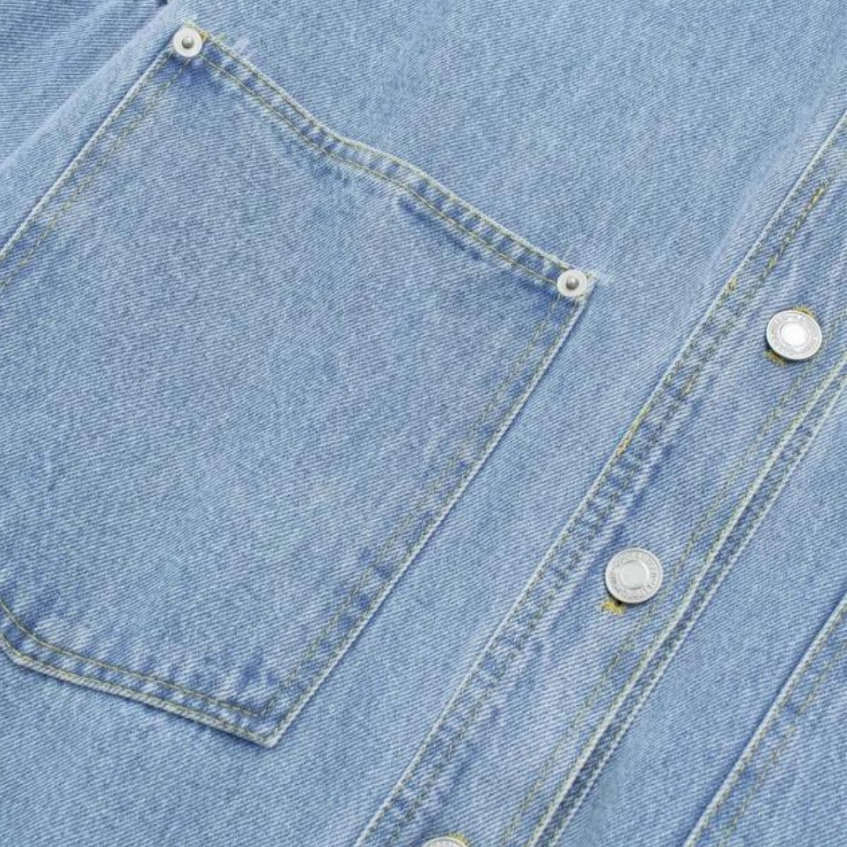 Vestido midi vaquero sin mangas con botones y aberturas en la parte delantera