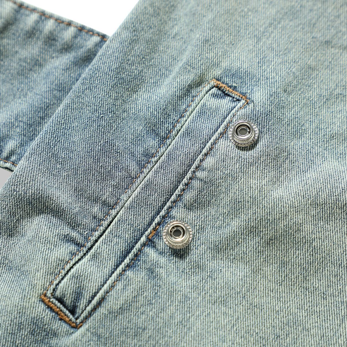 Shorts vaqueros con mariposas bordadas y adornados con perlas