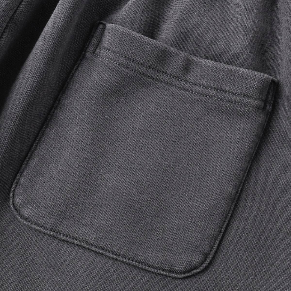 Pantalones cortos deportivos con bordes sin rematar y lavados a la piedra