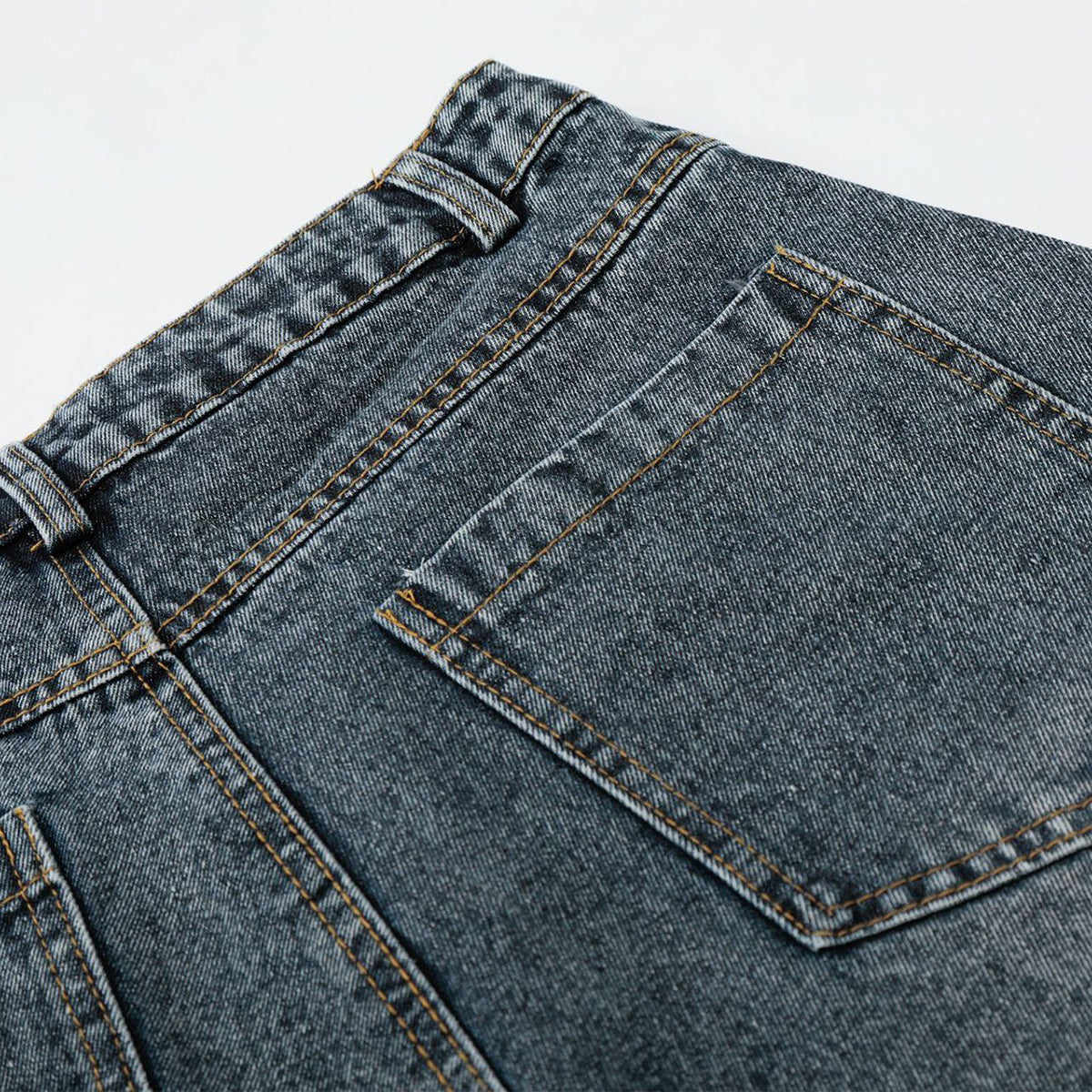 Bermudas vaqueras rasgadas con parches de camuflaje