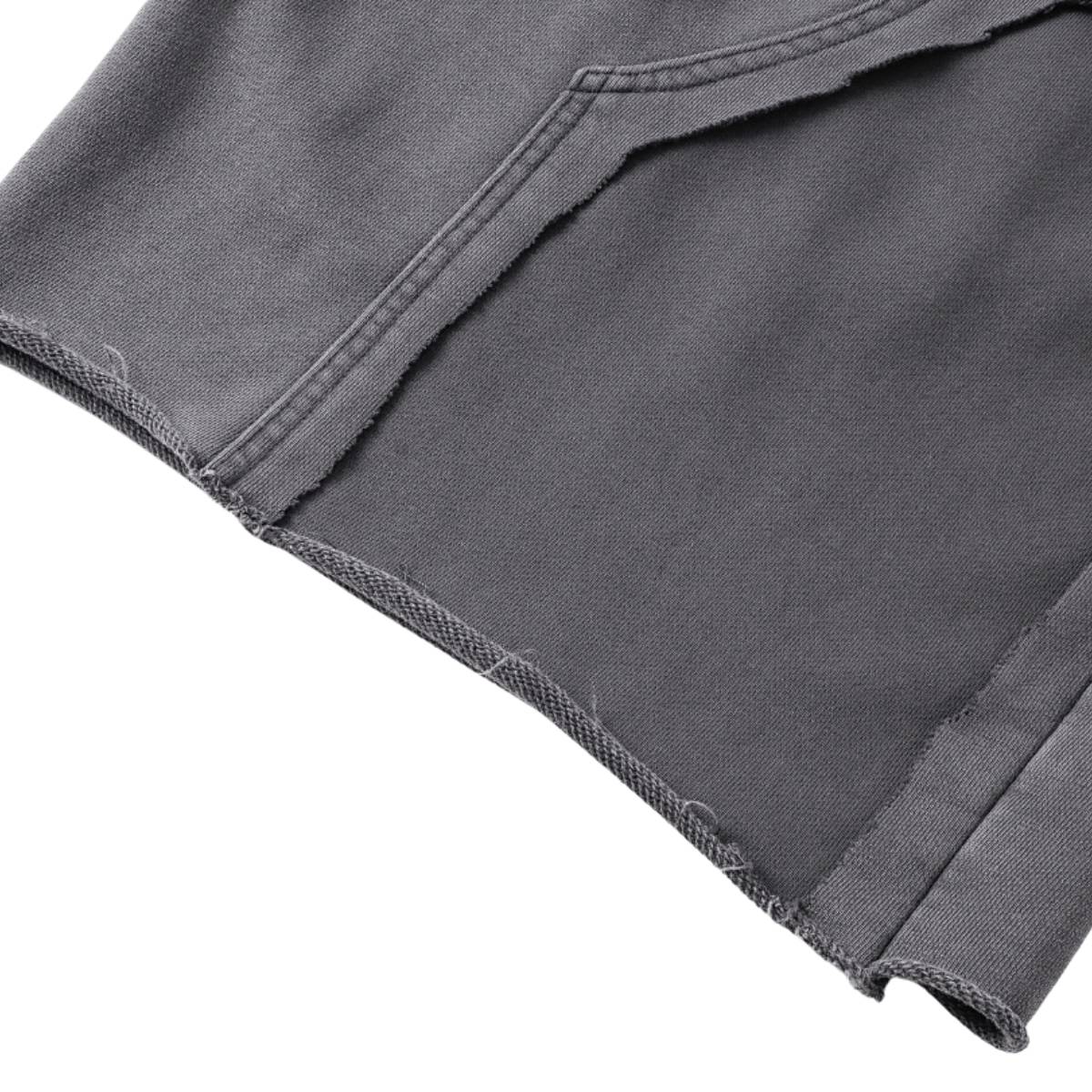 Pantalones cortos deportivos con bordes sin rematar y lavados a la piedra