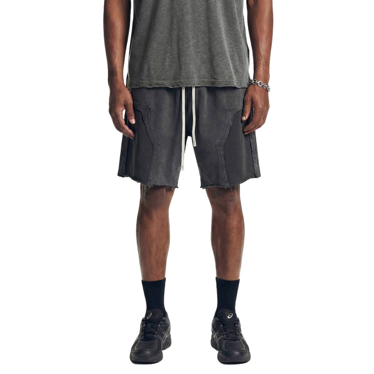 Pantalones cortos deportivos con bordes sin rematar y lavados a la piedra