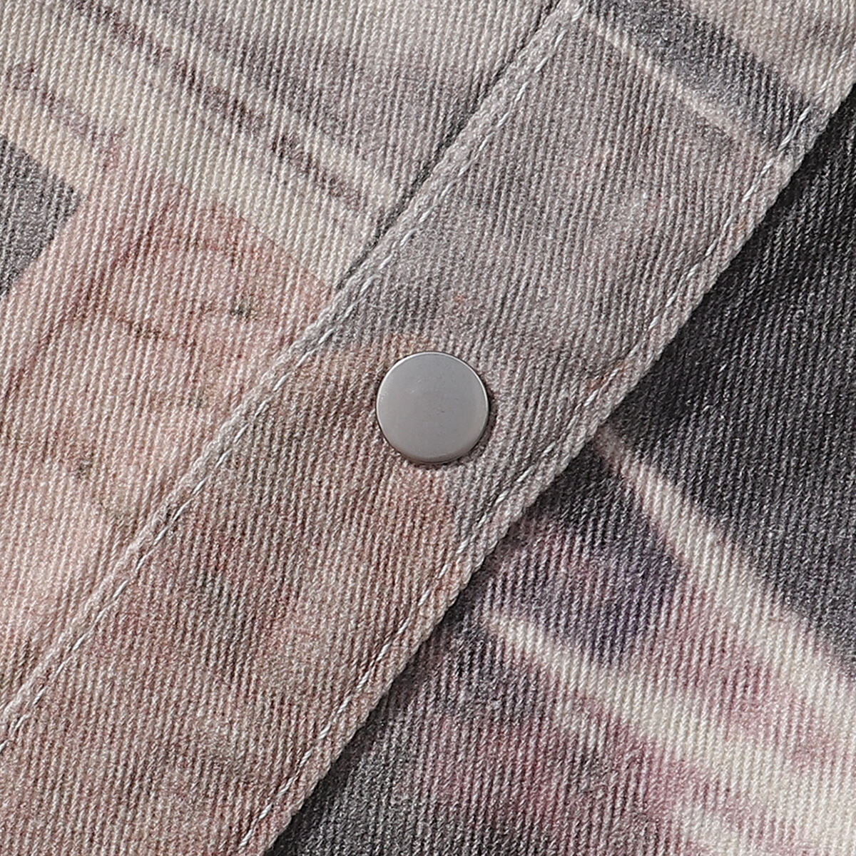 Shorts vaqueros con mariposas bordadas y adornados con perlas