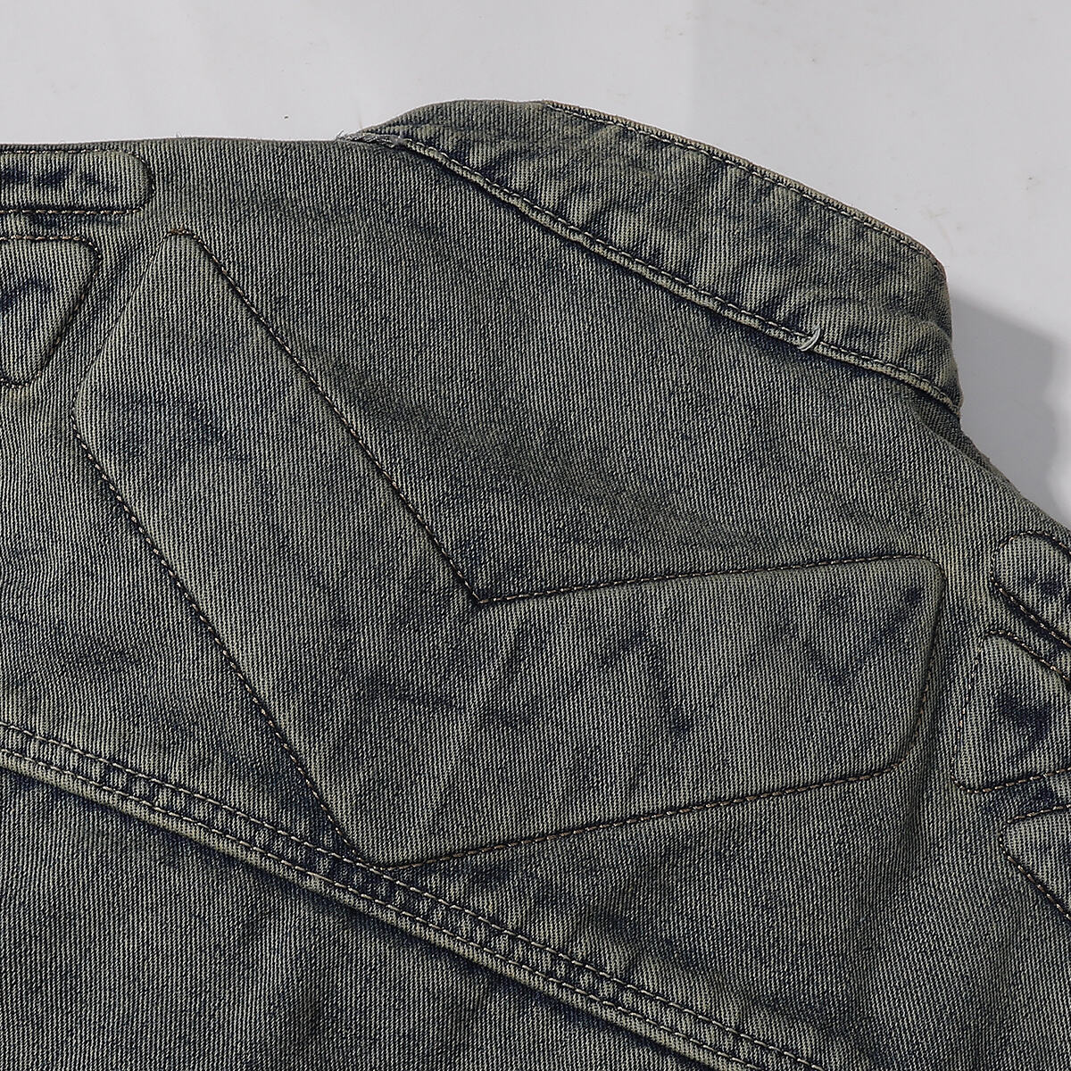 Shorts vaqueros con mariposas bordadas y adornados con perlas