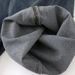 Bermudas con apliques de estrellas y bordes sin rematar en contraste