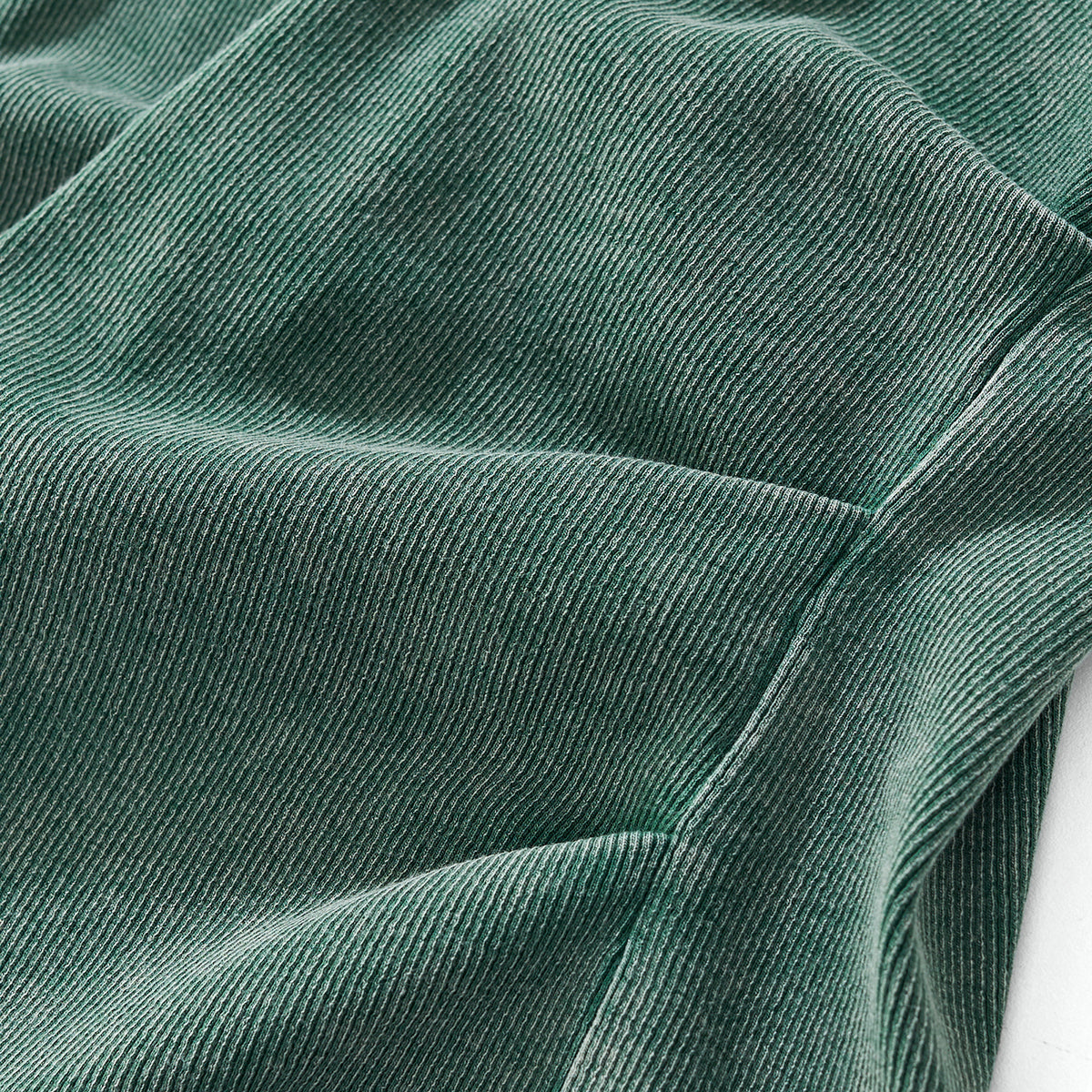 Camiseta de algodón lavado, corte entallado y cintura plisada, 8.4 oz