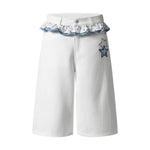 Bermudas de mezclilla desgastada con estampado de salpicaduras
