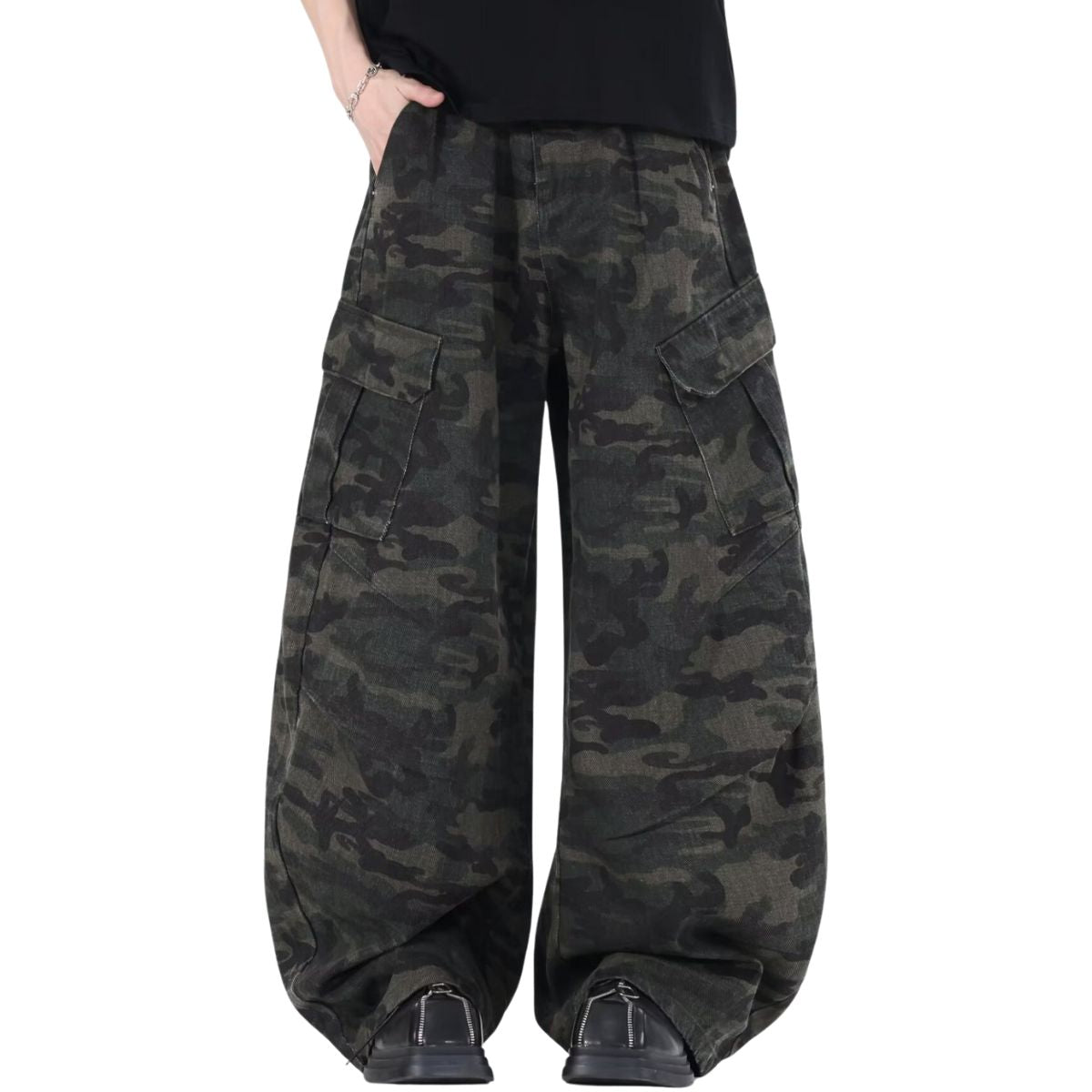 Vaqueros ombré con recortes y bordados florales de mariposas