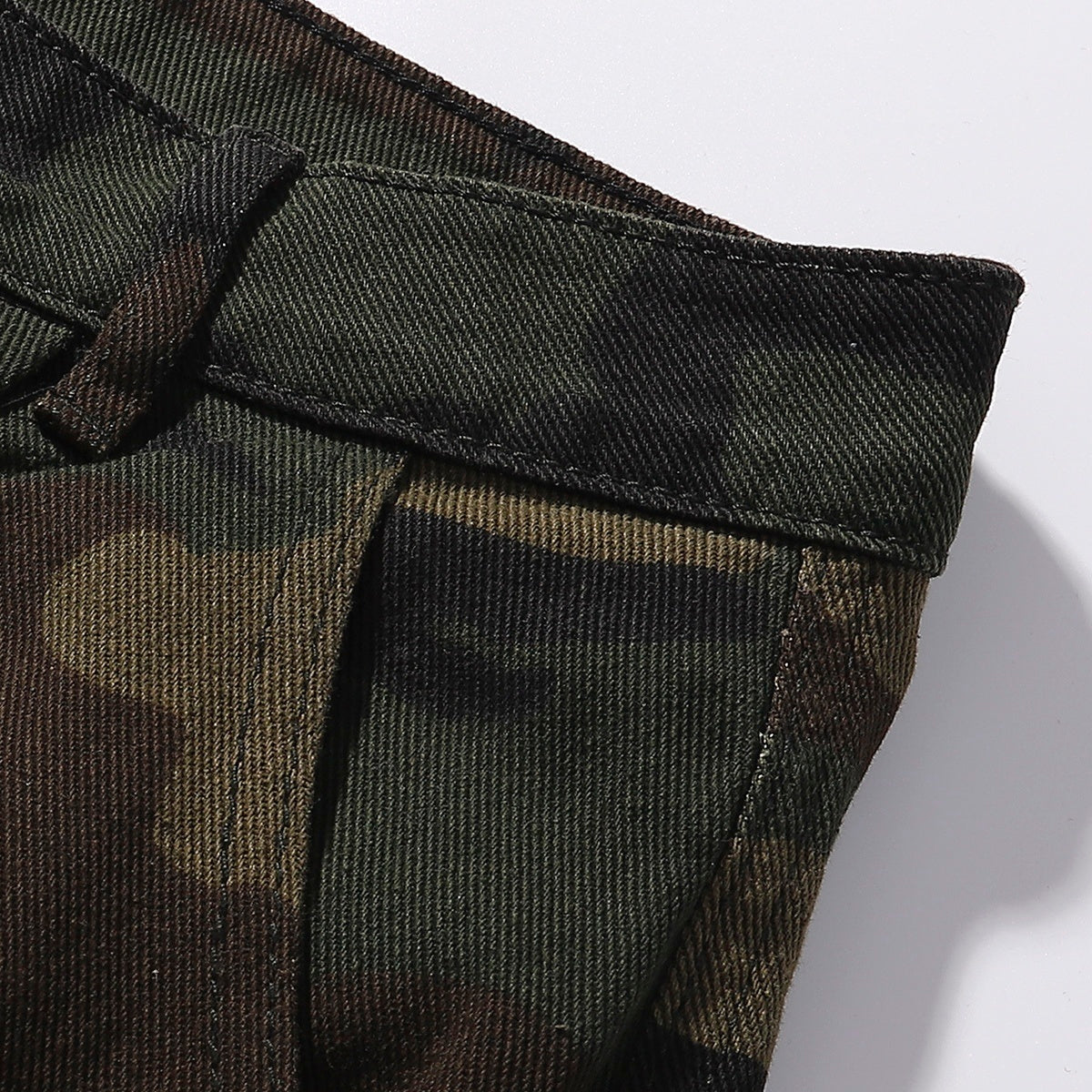 Bermudas vaqueras rasgadas con parches de camuflaje