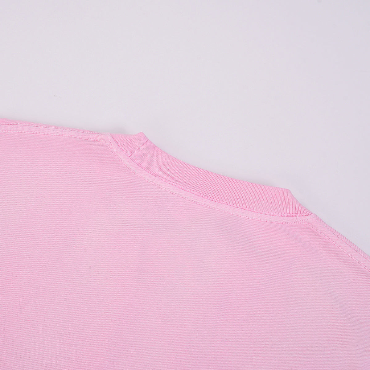 Camiseta rosa lavada a la piedra para mujer de 7.5 oz