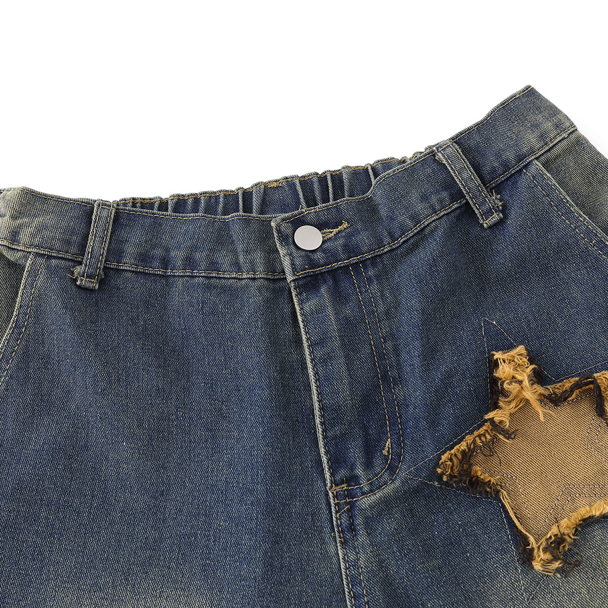 Bermudas con apliques de estrellas y bordes sin rematar en contraste