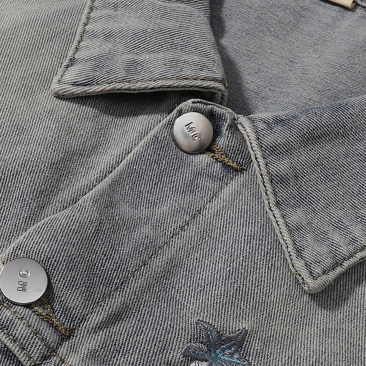 Shorts vaqueros con mariposas bordadas y adornados con perlas