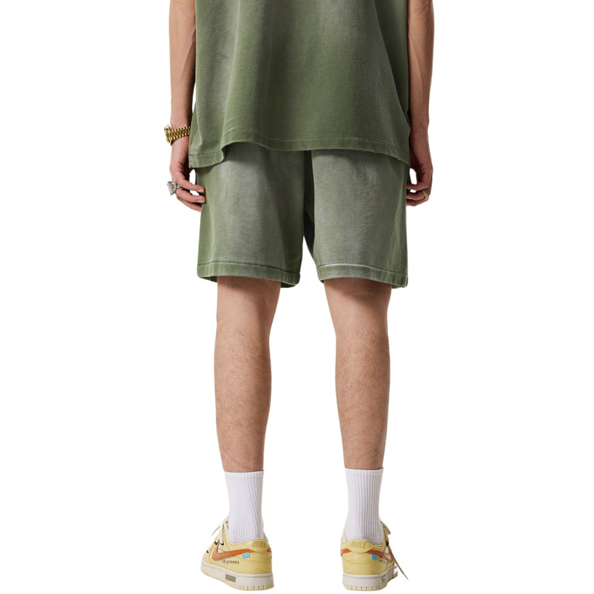 Pantalones cortos desgastados y descoloridos