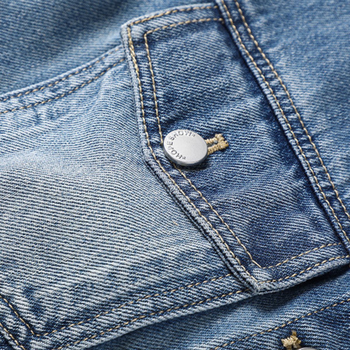 Shorts vaqueros con mariposas bordadas y adornados con perlas