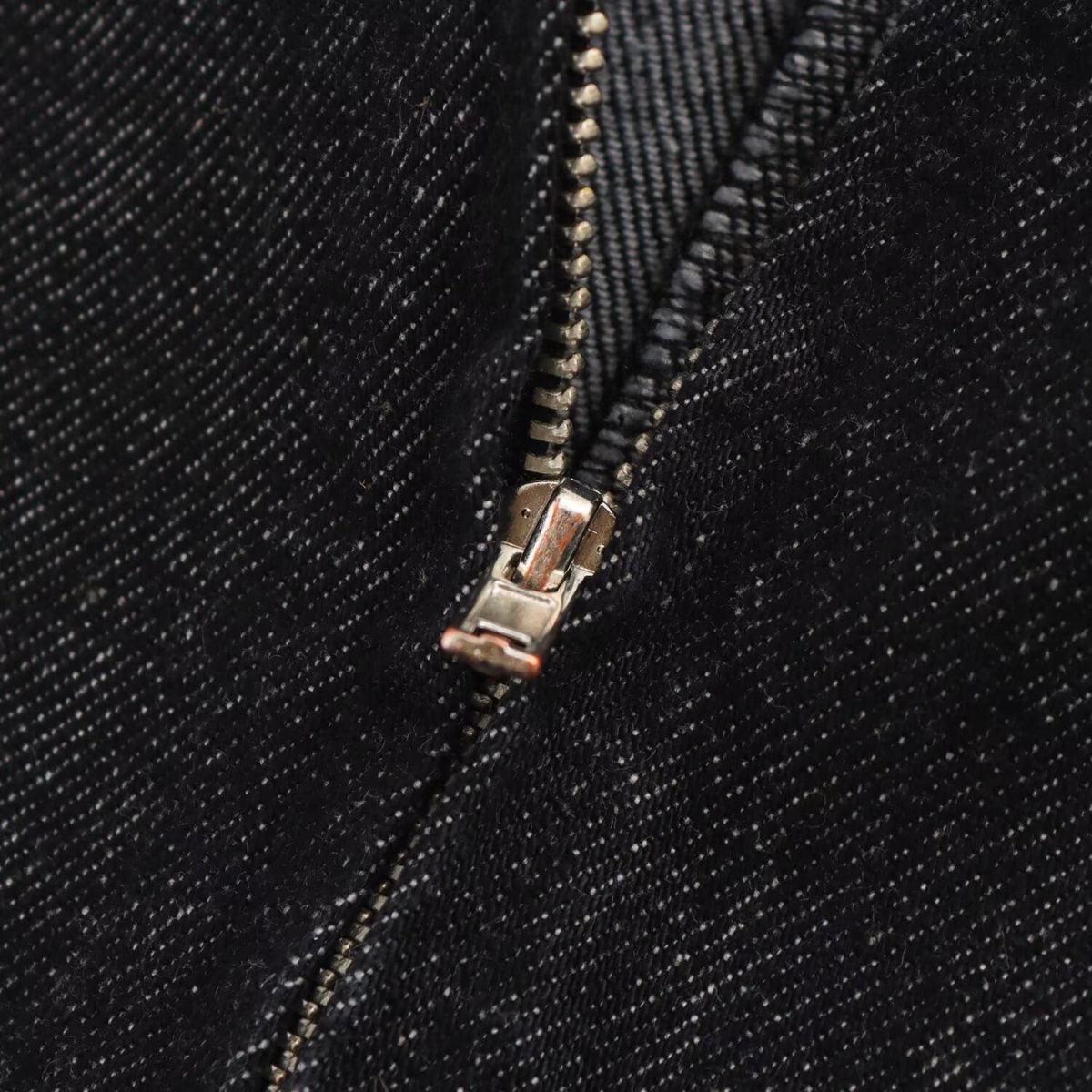 Falda vaquera con bordado de perlas y lavado vintage